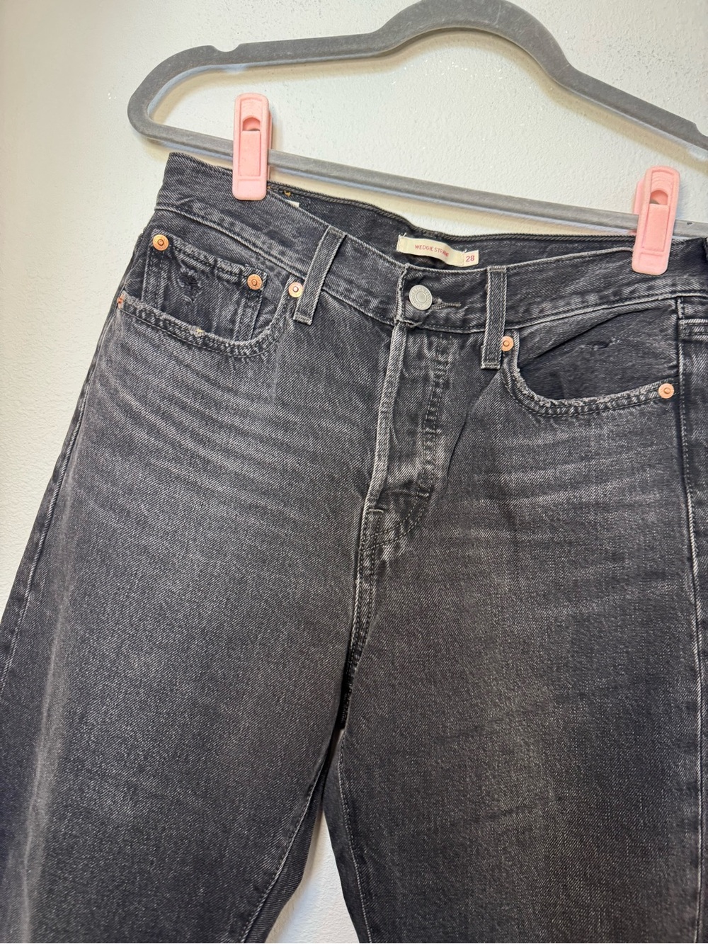 Women's Levi’s Wedgie Black Straight Leg Distressed Jeans - Picture 2 of 8